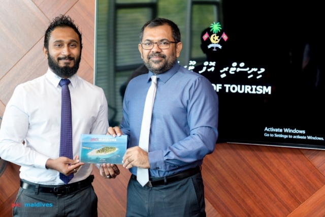 Minister Zameer praises Pick Maldives photobook